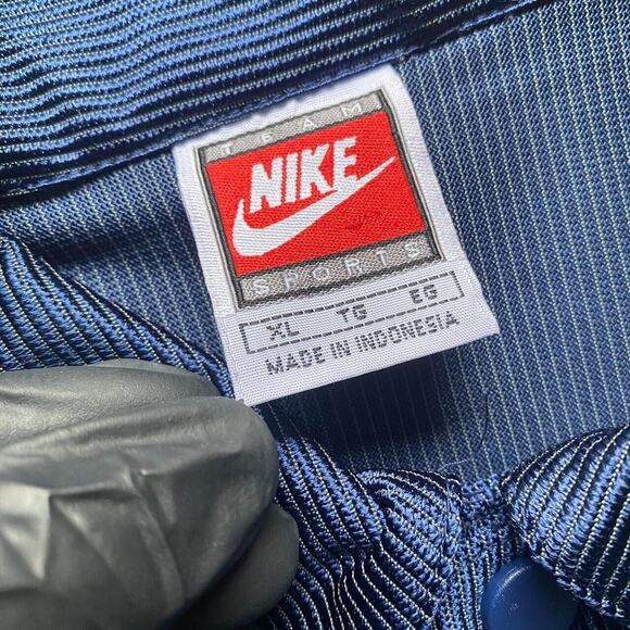 90s-00s Men's Nike Michigan University snap on collared longsleeve. Size XL - Picture 3 of 3